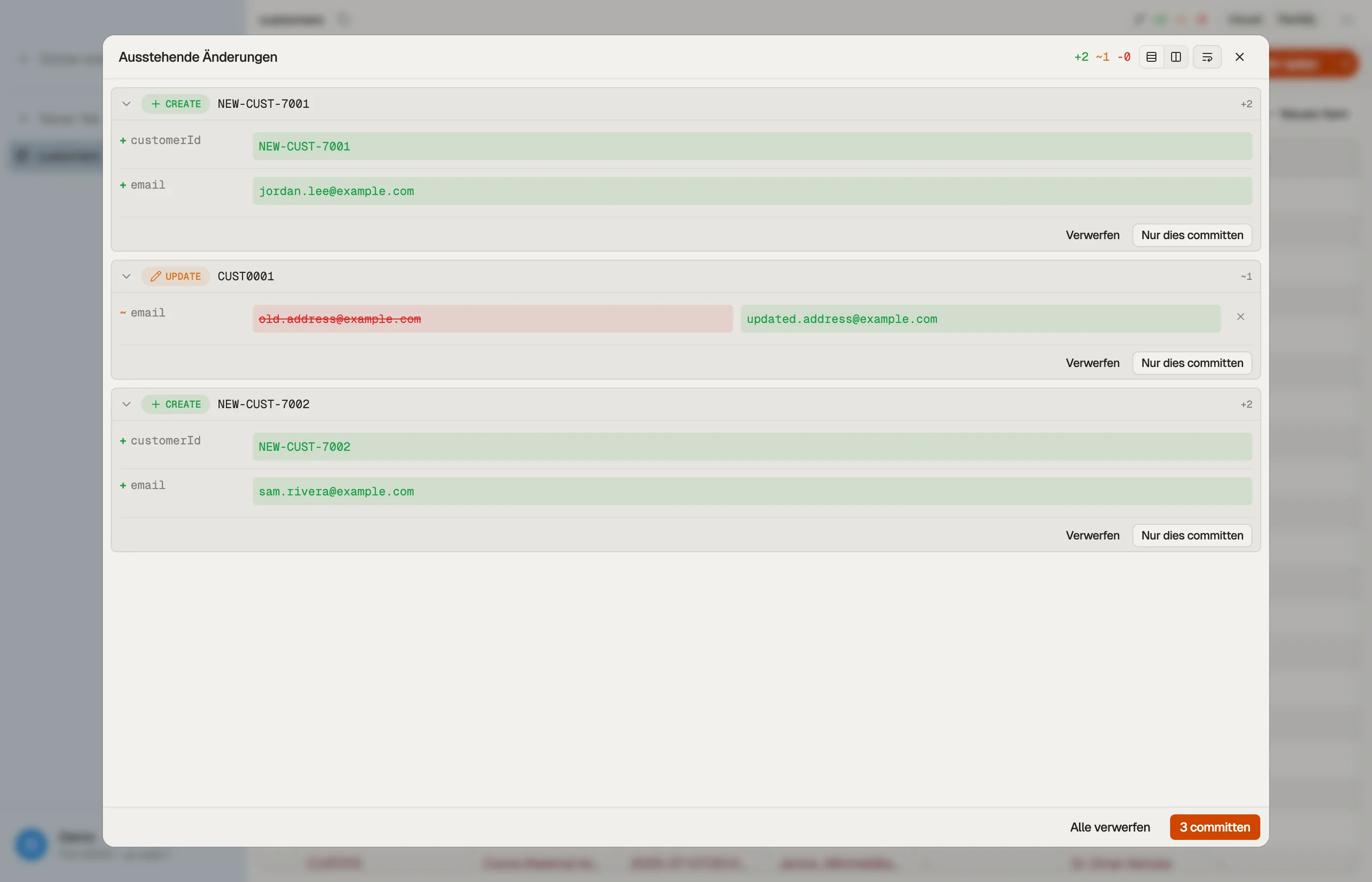 Das Staging-Panel zeigt ausstehende Änderungen als attributweise Diff-Karten, mit zeilenweisem und Massen-Commit.