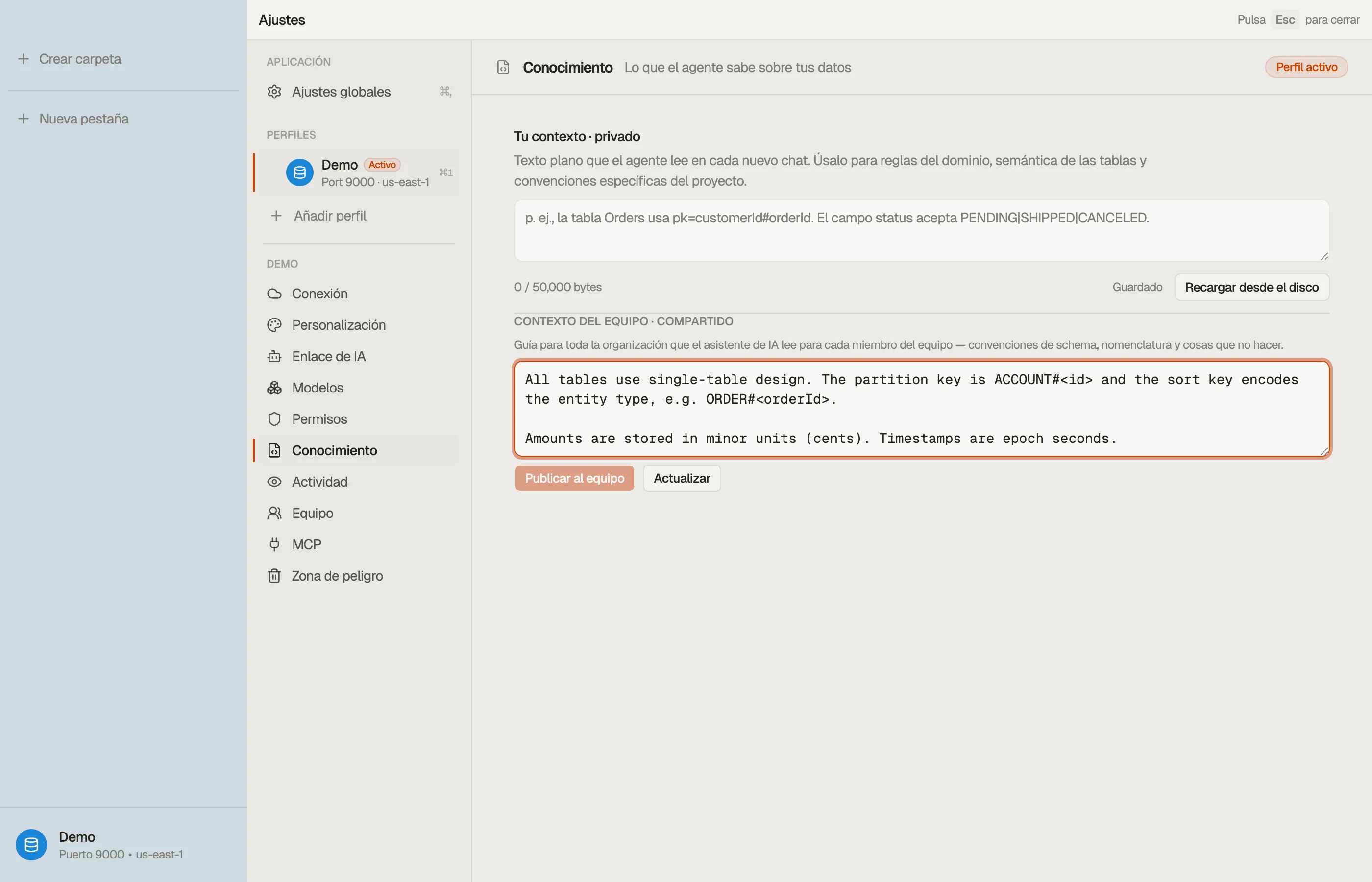 El contexto del espacio de trabajo compartido en los ajustes de contexto de IA — se publica una vez y lo lee el asistente de cada miembro.