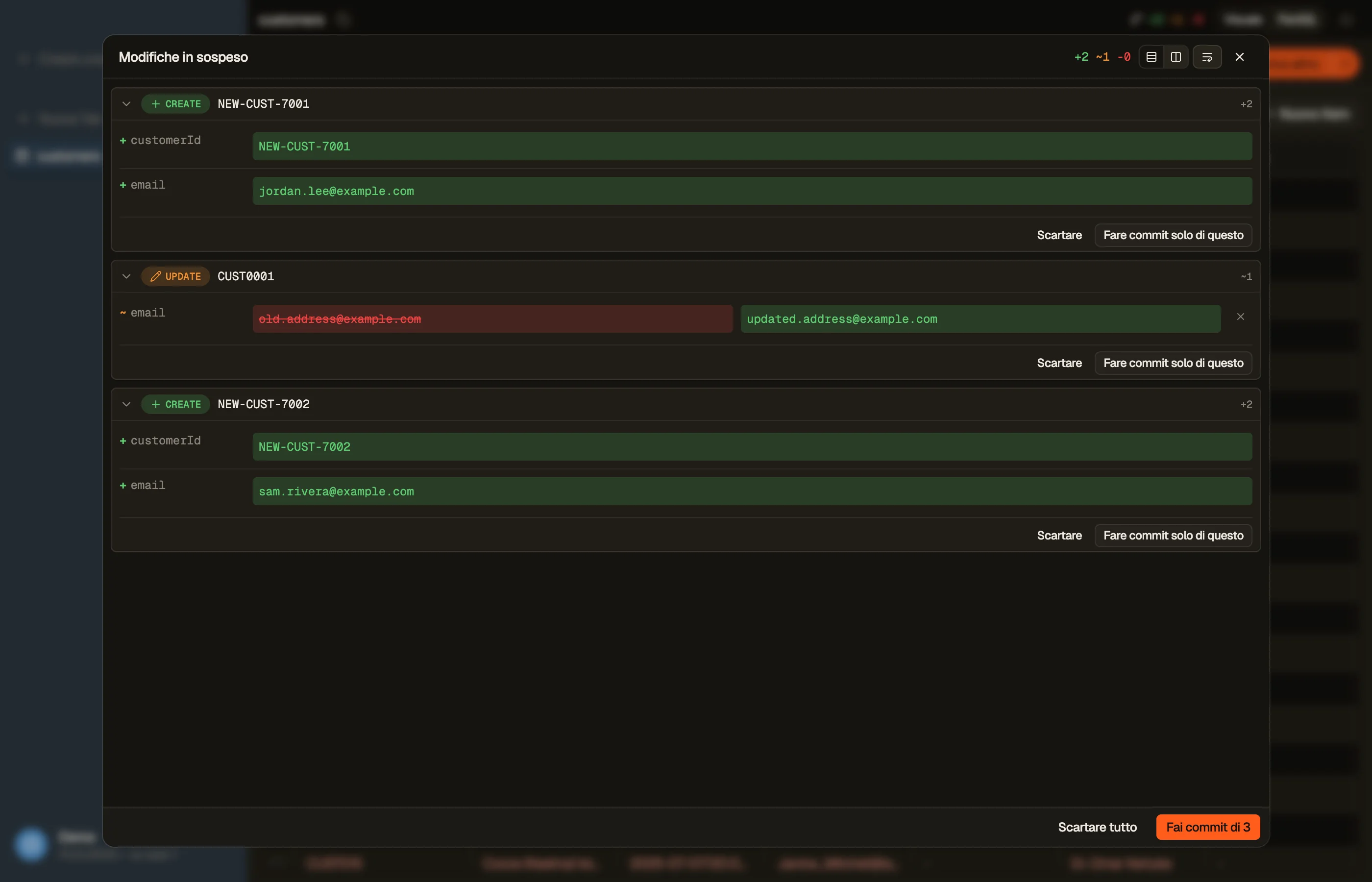 Il pannello di staging che mostra le modifiche in sospeso come card di diff per attributo, con commit per singola riga e in blocco.