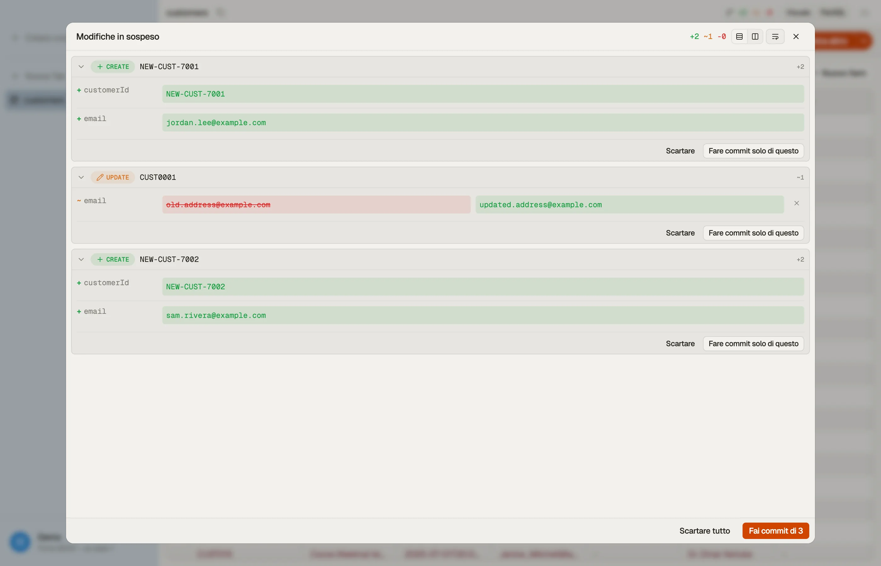 Il pannello di staging che mostra le modifiche in sospeso come card di diff per attributo, con commit per singola riga e in blocco.