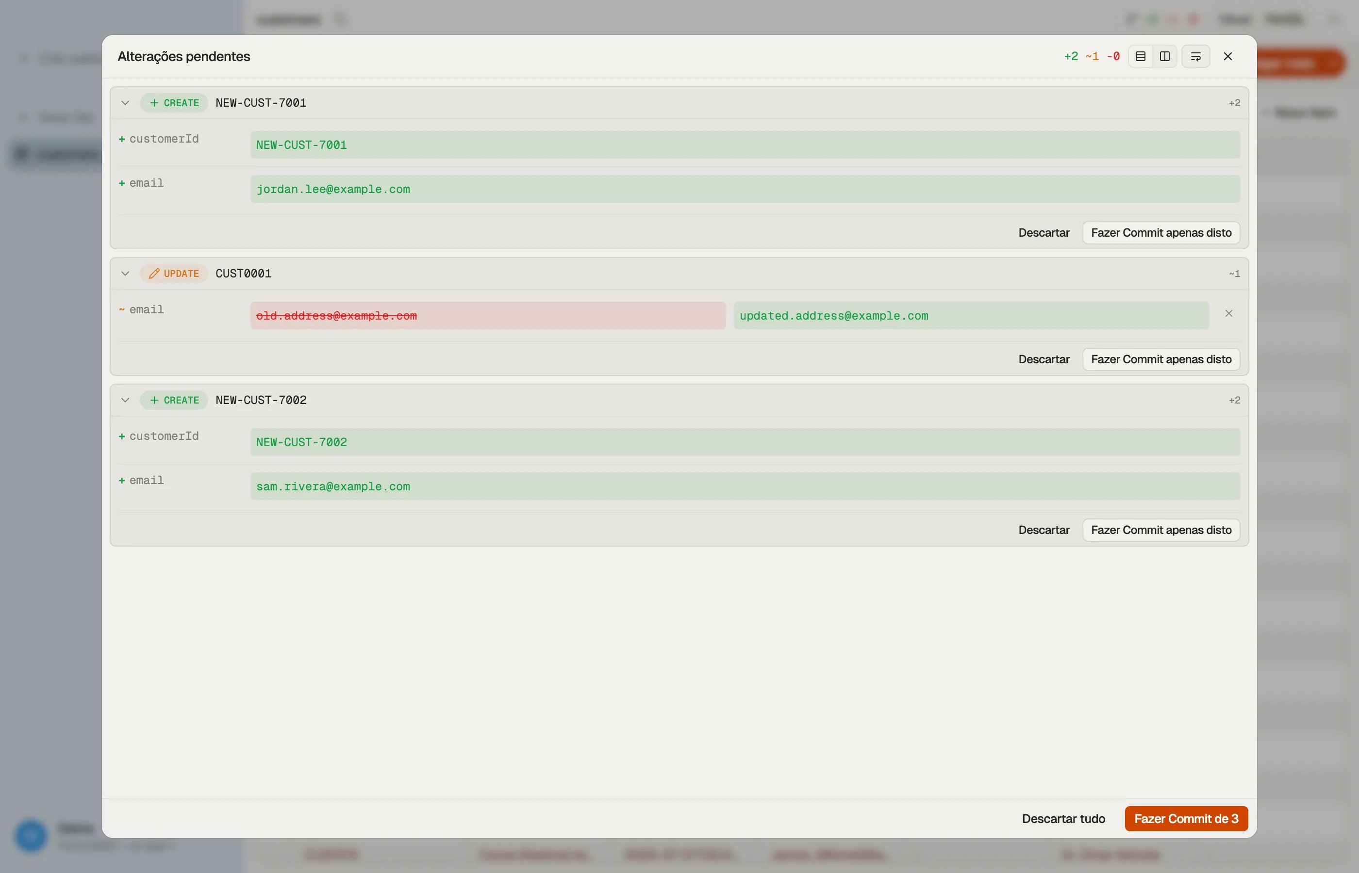 O painel de preparação mostrando alterações pendentes como cards de diff por atributo, com commit por linha e em massa.