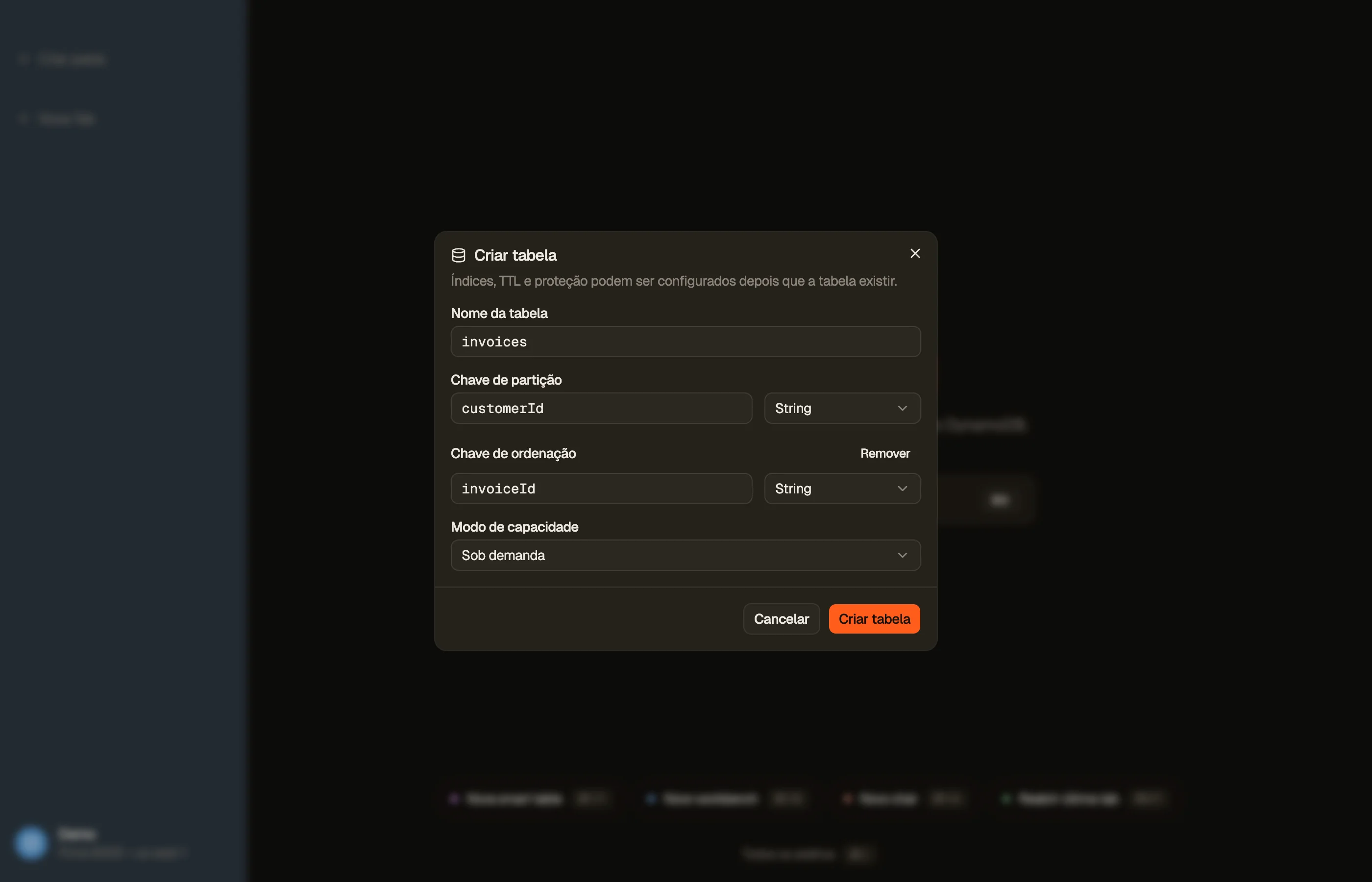 Diálogo Create table do DynoTable: o nome da tabela, uma chave de partição e uma chave de classificação com seus tipos de atributo, e a escolha entre capacidade sob demanda e provisionada.