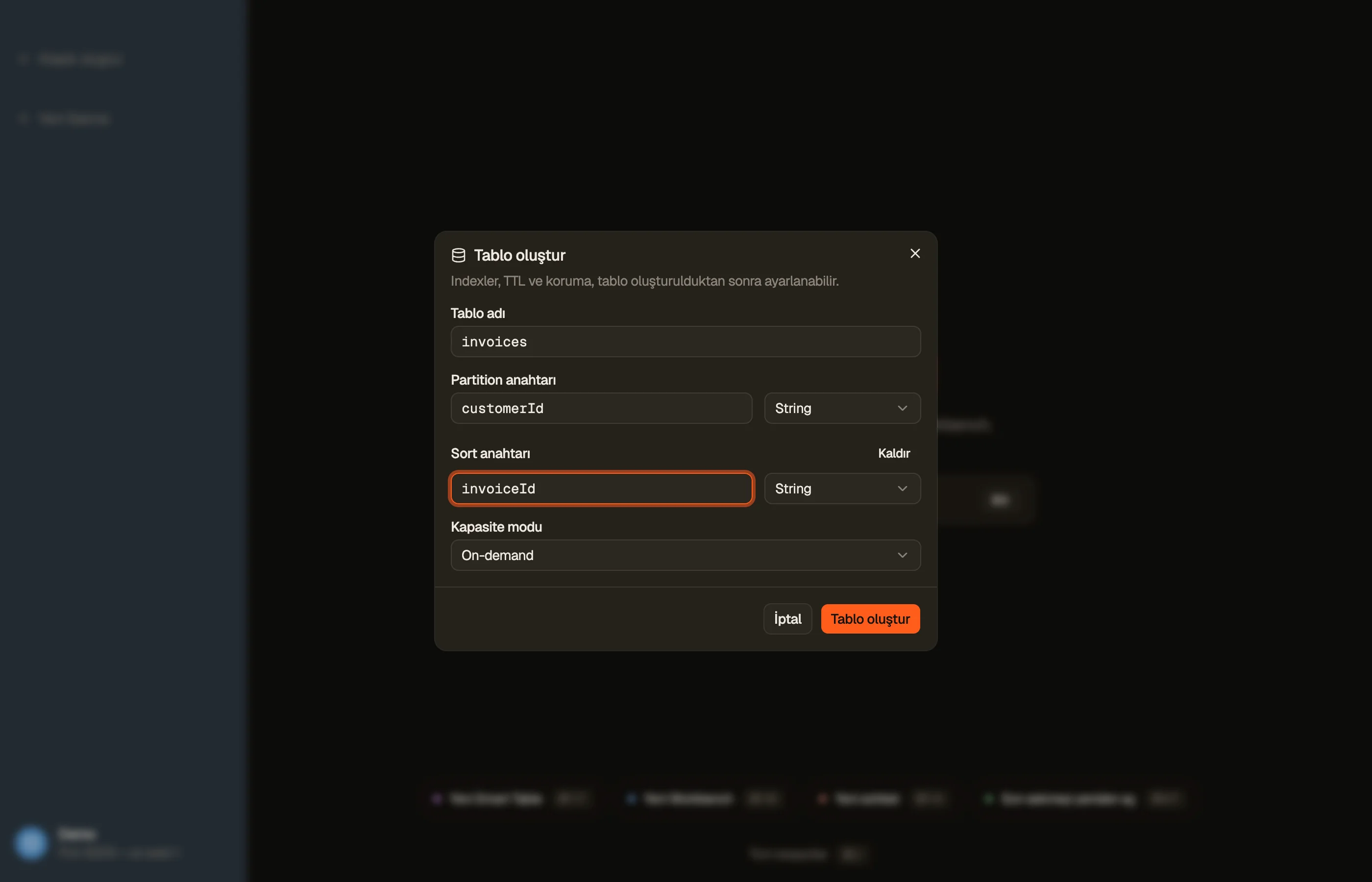 DynoTable'ın tablo oluşturma iletişim kutusu: tablo adı, öznitelik türleriyle bir bölüm anahtarı ve sıralama anahtarı ve on-demand ile provisioned kapasite seçimi.
