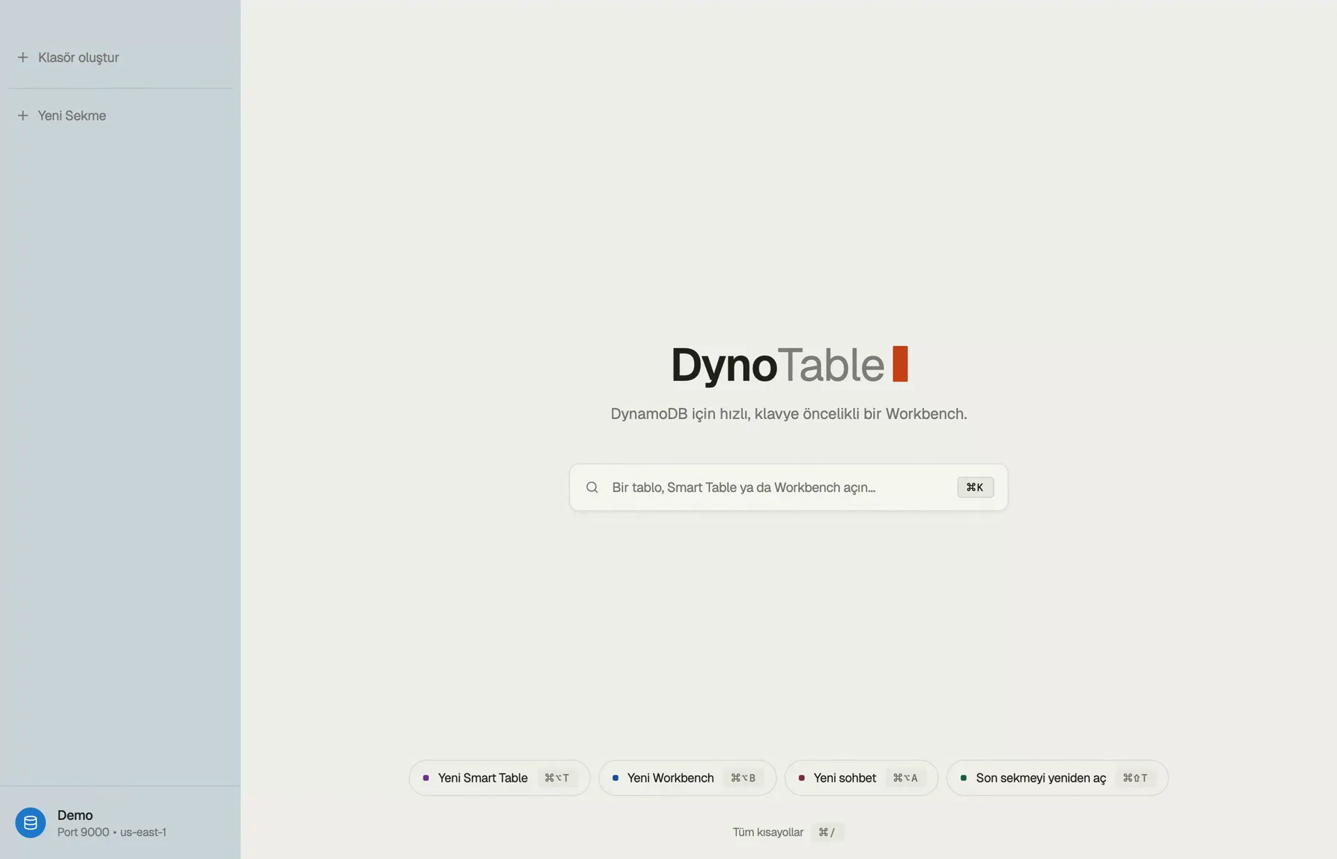 DynoTable DynamoDB arayüzünün başlangıç ekranı — bir tablo, Smart Table ya da workbench açmak için ⌘K çubuğu, kenar çubuğuna sabitlenmiş etkin profil ve bölge ile birlikte.